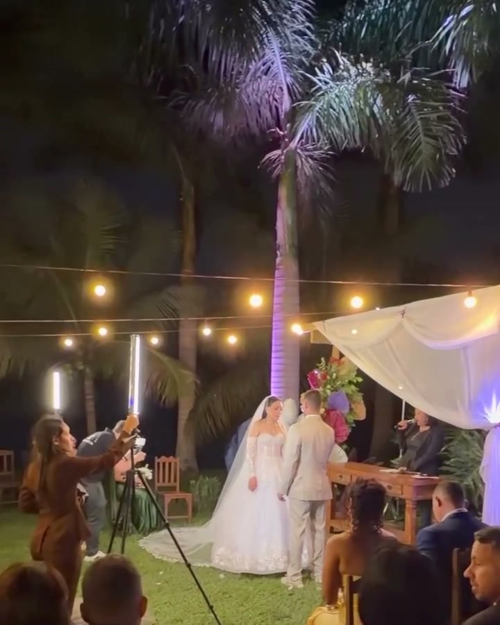 Cerimônia ao ar livre com varal de luzes
