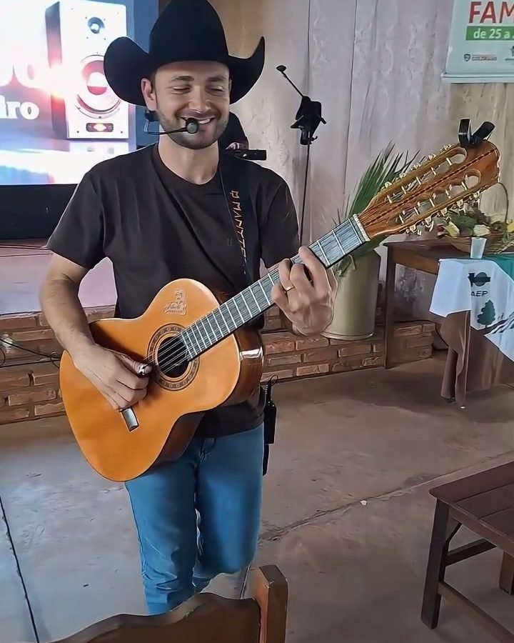 Edipo Ribeiro com violão em evento